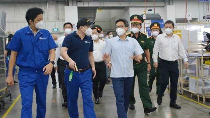 Deputy PM inspects business, production activities in HCM City